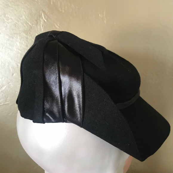 SPLENDID 1930s\' BLACK FELT CLOCHE WITH TOPSTITCHING AND SHINY FABRIC TRIM main image 6